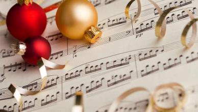 Partition de musique avec des boules de noël
