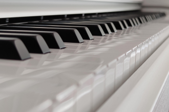 Vue rapprochée des touches d'un piano